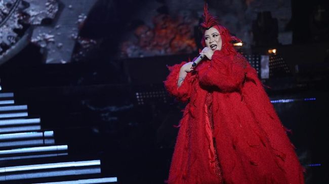 Melly Goeslaw Pernah Bawa Aki di Balik Baju demi Nyentrik