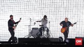 Tidak saja grup dari luar negeri, grub band lokal NTRL ikut menunjukkan performa di acara penutupan Asian Para Games 2018. Lagu 'Garuda di Dadaku' dari NTRL membuat antusias penonton meningkat. (CNN Indonesia/Adhi Wicaksono)