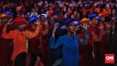 Penari tampil dalam upacara penutupan Asian Para Games 2018 di Stadion Madya. Upacara penutupan Asian Para Games digelar dengan mengusung tema The Celebrations of Wonder. (CNN Indonesia/Adhi Wicaksono)