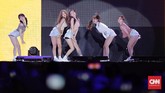 Grup K-pop Ace of Angels (AOA) juga ikut ambil bagian dalam acara penutupan Asian Para Games 2018. Sebelumnya penyelenggara juga benriat mengundang BlackBlack Pink atau Red Velvet, hanya saja jadwal keduanya tidak cocok. (CNN Indonesia/Adhi Wicaksono)