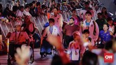 Defile para atlet dalam upacara penutupan Asian Para Games 2018 di Stadion Madya, Senayan, Jakarta, Sabtu (13/10). Para atlet disambut meriah dalam acara penutupan ini. (CNN Indonesia/Adhi Wicaksono)