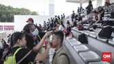 Bukan hanya berjaga, sejumlah pasukan TNI juga jadi bagian acara penutupan Asian Para Games 2018 di Stadion Madya, Jakarta (13/10). (CNN Indonesia/Hesti Rika).