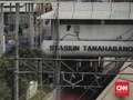 KRL Tersendat, Penumpang Menumpuk di Stasiun Tanah Abang