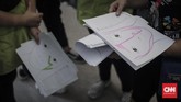 Make up artist menunjukan gambar sketsa contoh wajah yang akan didandani untuk penari pada acara penutupan Asian Para Games 2018 di Stadion Madya, Jakarta (13/10). (CNN Indonesia/Hesti Rika).
