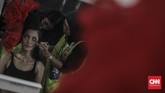 Make up artist mulai berkreasi. Suasana seperti ini berada di belakang panggung acara penutupan Asian Para Games 2018 di Stadion Madya, Jakarta (13/10). (CNN Indonesia/Hesti Rika).