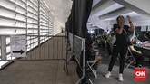 Suasana dibalik panggung acara penutupan Asian Para Games 2018 bersiap di Stadion Madya, Jakarta (13/10). (CNN Indonesia/Hesti Rika).
