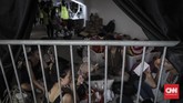 Para model bersiap dibalik panggung pada acara penutupan Asian Para Games 2018 bersiap di Stadion Madya, Jakarta (13/10). (CNN Indonesia/Hesti Rika).