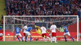 Timnas Italia akhirnya mampu memecah kebuntuan pada menit ke-92 melalui gol sontekan Cristiano Biraghi setelah menerima umpan sundulan Kevin Lasagna. (REUTERS/Kacper Pempel)