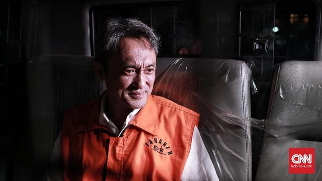 Bantu Eddy Sindoro, Petugas Imigrasi Kembalikan Rp30 Juta