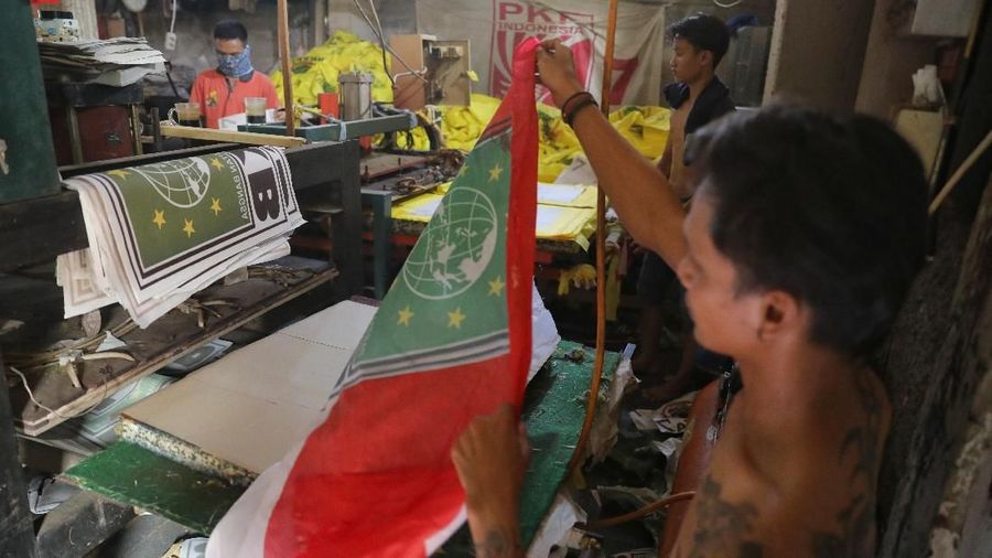 Dalam sehari industri rumahan ini dapat menyelesaikan 2000 atribut sablon.