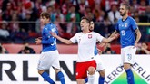 Pertandingan Polandia vs Italia berlangsung sengit. Banyak peluang didapat, termasuk peluang yang dimiliki penyerang Polandia Arkadiusz Milik yang gagal berbuah gol. (REUTERS/Kacper Pempel)