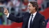 Pelatih timnas Italia Roberto Mancini memberi instruksi di pinggir lapangan. Italia tidak pernah meraih kemenangan di laga kompetitif bersama Mancini, dan terakhir kali menang pada laga persahabatan melawan Arab Saud, 28 Mei lalu. (REUTERS/Kacper Pempel)