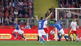 Cristiano Biraghi (kiri) yang bermain untuk Fiorentina merayakan gol pertamanya untuk timnas Italia sekaligus membawa Gli Azzurri menang atas Polandia. (REUTERS/Kacper Pempel)