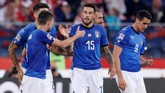 Cristiano Biraghi (15) mendapat ucapan selamat dari rekan setimnya di timnas Italia. Kemenangan membuat Italia berada di peringkat dua Grup 3 UEFA Nations League, tertinggal dua poin dari Portugal. (REUTERS/Kacper Pempel)