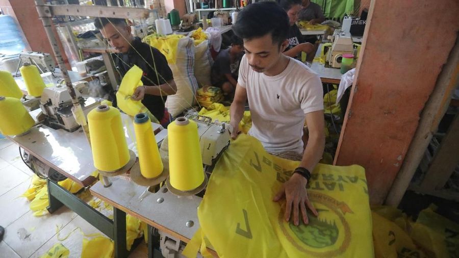 Dalam sehari industri rumahan ini dapat menyelesaikan 2000 atribut sablon.