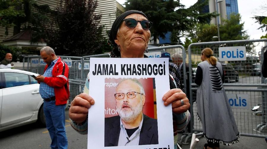 A human rights activist holds picture of Saudi journalist Jamal Khashoggi during a protest outside the Saudi Consulate in Istanbul, Turkey October 9, 2018. REUTERS/Osman Orsal NO RESALES. NO ARCHIVES