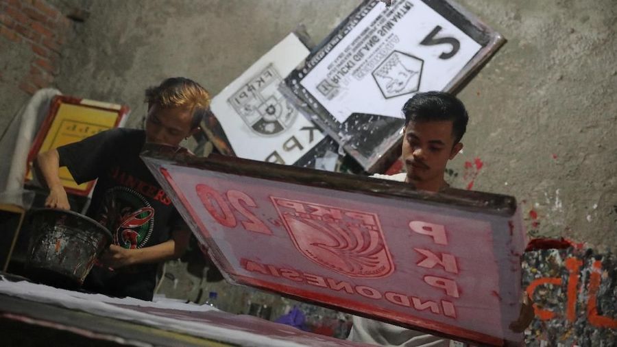 Dalam sehari industri rumahan ini dapat menyelesaikan 2000 atribut sablon.