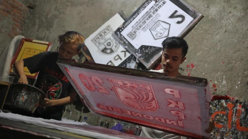 Dalam sehari industri rumahan ini dapat menyelesaikan 2000 atribut sablon.