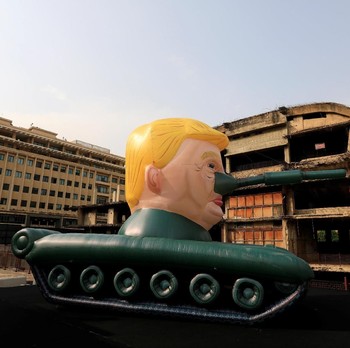 Karya Seni Balon Tank Raksasa dengan Kepala Trump di Lebanon
