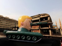 Karya Seni Balon Tank Raksasa dengan Kepala Trump di Lebanon