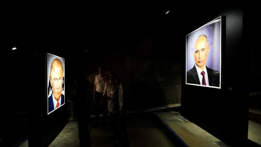 Karya seni yang menggambarkan Presiden AS Donald Trump saat gelaran pameran yang bertajuk 