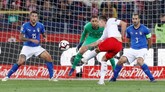 Penyerang timnas Polandia Arkadiusz Milik melepaskan tendangan keras ke arah gawang timnas Italia yang masih melambung. (REUTERS/Kacper Pempel)
