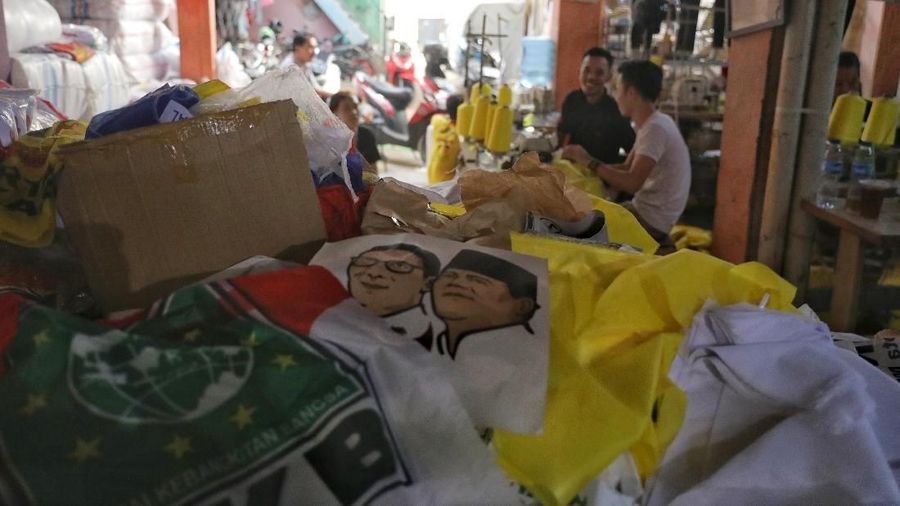 Dalam sehari industri rumahan ini dapat menyelesaikan 2000 atribut sablon.