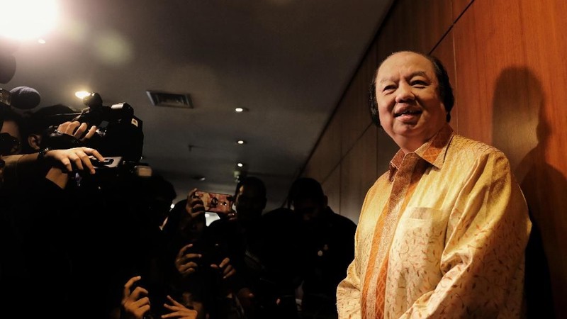 Kedatangan Tahir ke Bank Indonesia untuk menukar dolarnya yakni US$ 93 juta dan SGD 55 juta ke rupiah.
