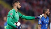 Penampilan apik kiper Gianluigi Donnarumma di bawah mistar gawang timnas Italia membuat Gli Azzurri tidak kebobolan saat melawan Polandia. (REUTERS/Kacper Pempel)