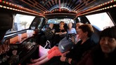 Ajang berkonsep kontes kecantikan ini diikuti oleh 12 perempuan yang sudah lanjut usia. Mereka kehilangan keluarganya saat pembantaian Nazi dan melanjutkan hidup di Israel. (REUTERS/Corinna Kern)