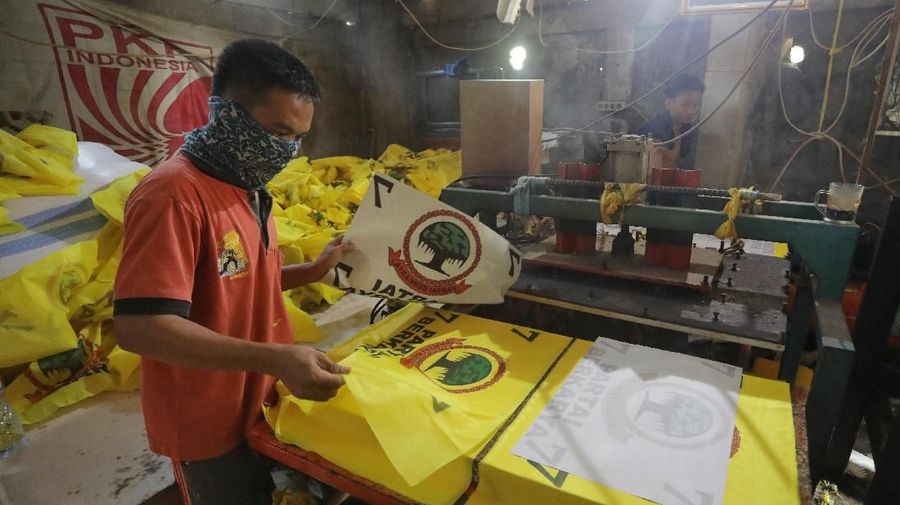 Dalam sehari industri rumahan ini dapat menyelesaikan 2000 atribut sablon.