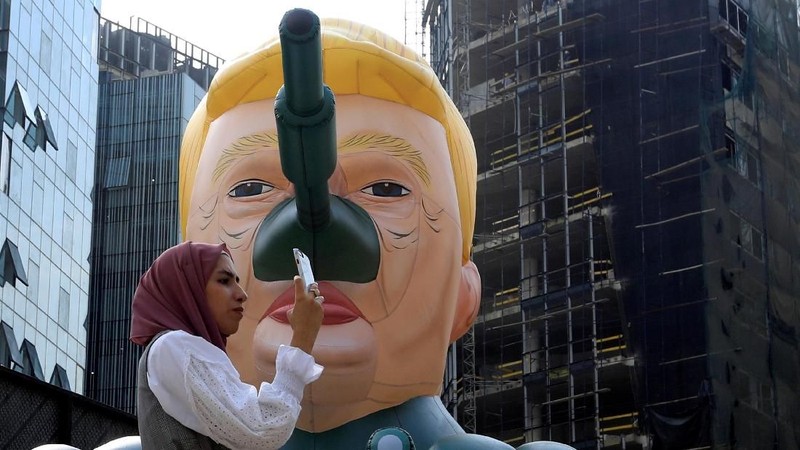 Karya seni yang menggambarkan Presiden AS Donald Trump saat gelaran pameran yang bertajuk 