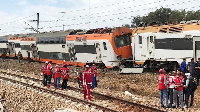 Sekitar enam orang tewas dan puluhan lainnya cedera.