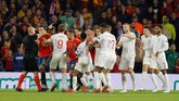 Sempat terjadi keributan dari kedua tim di babak kedua yang melayangkan protes kepada wasit Szymon Marciniak. (REUTERS/Marcelo Del Pozo)