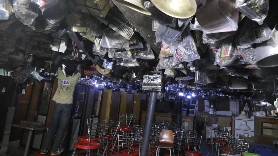 Bangunan tiga lantai ini menjual berbagai macam barang bekas atau barang rongsok sejak 8 tahun lalu.