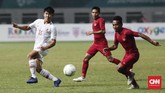 Irfan Jaya menjadi salah satu amunisi Timnas Indonesia untuk membongkar pertahanan Hong Kong dari sektor sayap. (CNNIndonesia/Safir Makki)
