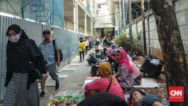 Skybridge Tanah Abang Belum Rampung, PKL Menjamur di Trotoar