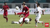 Gelandang Timnas Indonesia Septian David Maulana mencoba melakukan aksi individu untuk melewati pemain Hong Kong. (CNNIndonesia/Safir Makki)