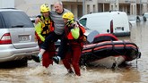 Setidaknya 12 orang tewas akibat sapuan banjir bandang yang menerjang barat daya Perancis pada Senin (15/10). (Reuters/Jean-Paul Pelissier)
