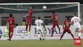 Hong Kong berhasil menyamakan kedudukan berkat aksi Festus Baise memanfaatkan umpan Alessandro Ferreira yang bermain untuk PSM Makassar. (CNNIndonesia/Safir Makki)