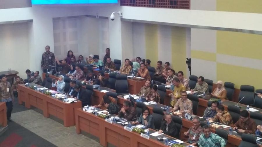 Menteri Keuangan Sri Mulyani Indrawati memberikan penjelasan kepada Badan Anggaran DPR terkait asumsi kurs 2019.