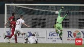 Penampilan gemilang Muhammad Ridho sukse membuat gawang Indonesia tak kebobolan di menit-menit akhir. Kedua tim harus puas dengan hasil imbang 1-1 hingga laga usai. (CNNIndonesia/Safir Makki)