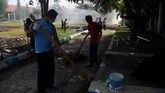 Petugas Lapas bersama warga binaan membersihkan ruang tahanan pascagempa di Lembaga Pemasyarakatan (Lapas) Kelas III Palu, Sulawesi Tengah, Senin (15/10). ANTARA FOTO/Sahrul Manda Tikupadang/aww/18.