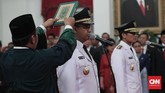 Anies Baswedan dan Sandiaga Uno dilantik sebagai Gubernur dan Wakil Gubernur DKI Jakarta periode 2017-2022 oleh Presiden Jokowi, di Istana Negara, Jakarta, 16 Oktober 2017. (CNN Indonesia/Safir Makki)