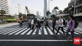 Pemprov DKI Jakarta merobohkan Jembatan Penyeberangan Orang (JPO) di kawasan Bundaran HI demi kemudahan bagi penyandang disabilitas. Selanjutnya Pemprov DKI membuat pelican crossing yang dilengkapi lampu merah sebagai sarana penyeberangan. (CNNIndonesia/Safir Makki)