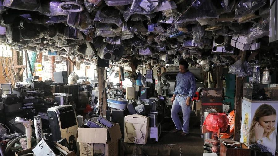 Bangunan tiga lantai ini menjual berbagai macam barang bekas atau barang rongsok sejak 8 tahun lalu.