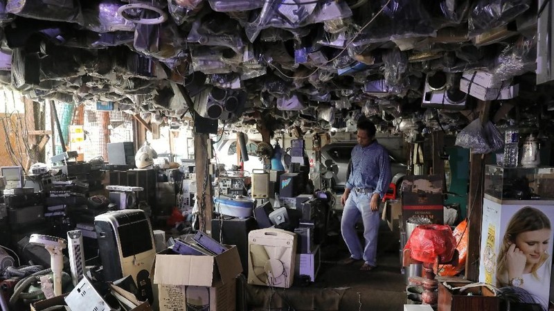 Bangunan tiga lantai ini menjual berbagai macam barang bekas atau barang rongsok sejak 8 tahun lalu.