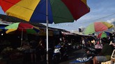 Aktivitas jual beli di Pasar Masomba, Palu, Sulawesi Tengah, mulai bergeliat dua pekan pascagempa dan tsunami. (ANTARA FOTO/Wahyu Putro A/foc/18).