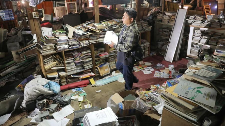 Bangunan tiga lantai ini menjual berbagai macam barang bekas atau barang rongsok sejak 8 tahun lalu.