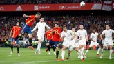 Timnas Spanyol baru bisa bangkit di babak kedua. Paco Alcacer memperkecil kedudukan menjadi 1-3 pada menit ke-58 memanfaatkan sepak pojok Marco Asensio. (Action Images via Reuters/Carl Recine)